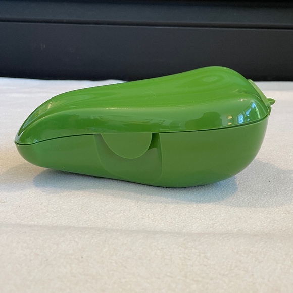 BNWOT Tupperware Chili Pepper Keeper in Green - Picture 5 of 9